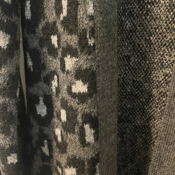 Abercrombie & Fitch Gray Leopard Print Cardigan Sweater Size S - Picture 4 of 5